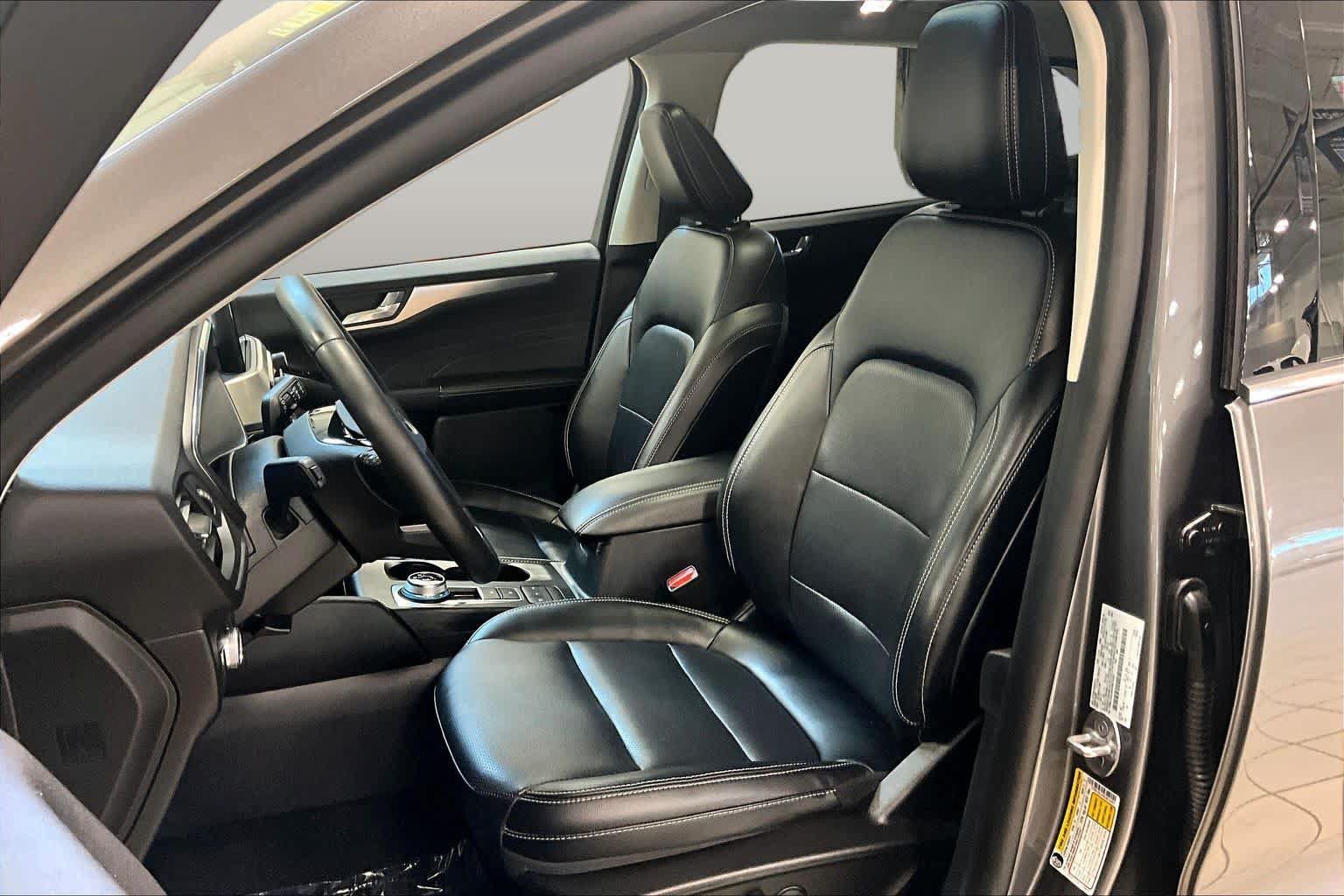 Used 2022 Ford Escape Titanium FWD image 9