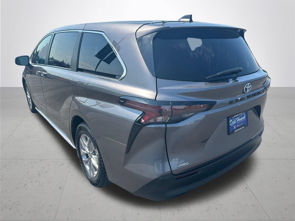 Used 2024 Toyota Sienna LE AWD/4WD image 9