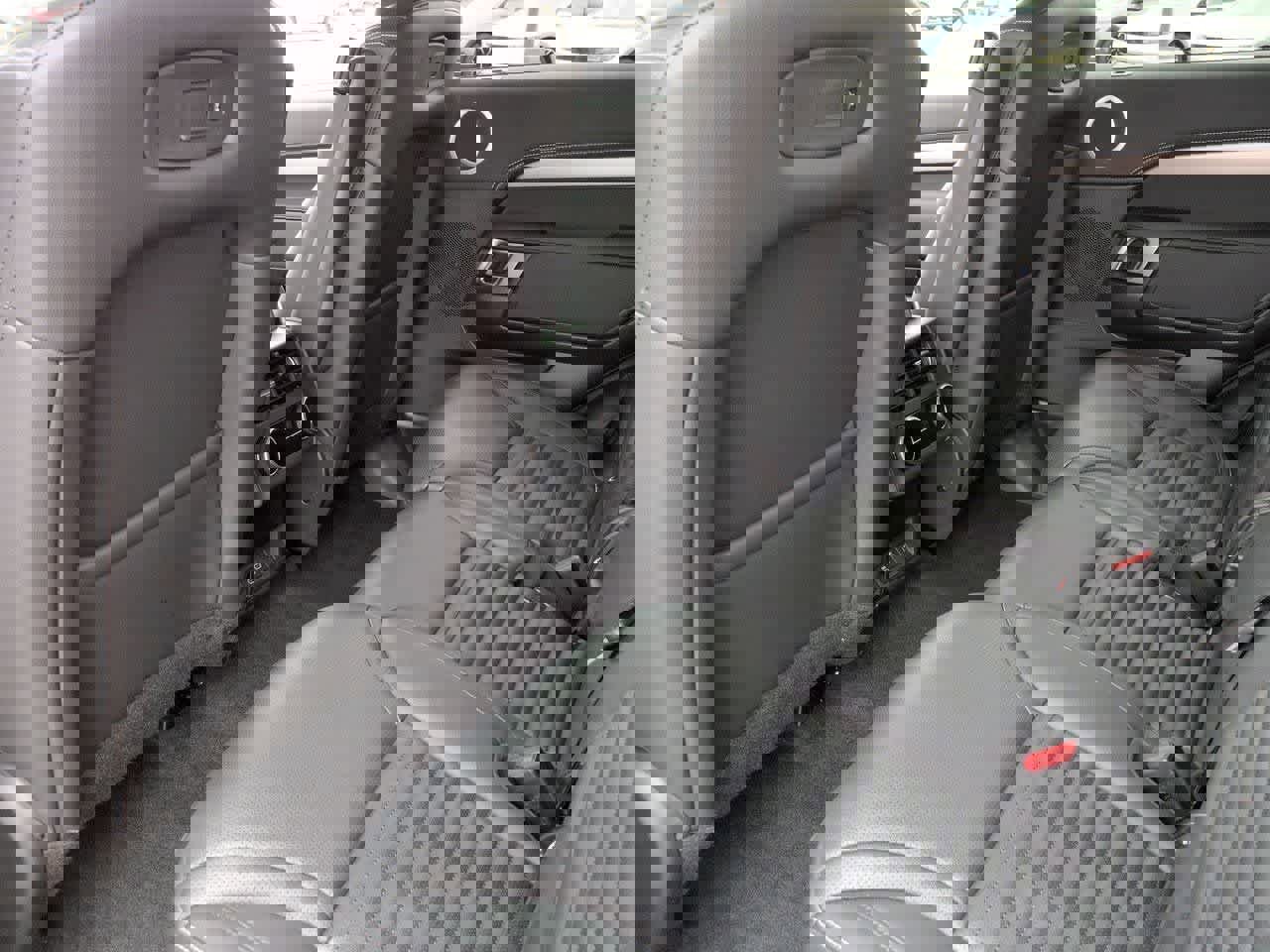 Used 2025 Land Rover Discovery Dynamic SE image 18