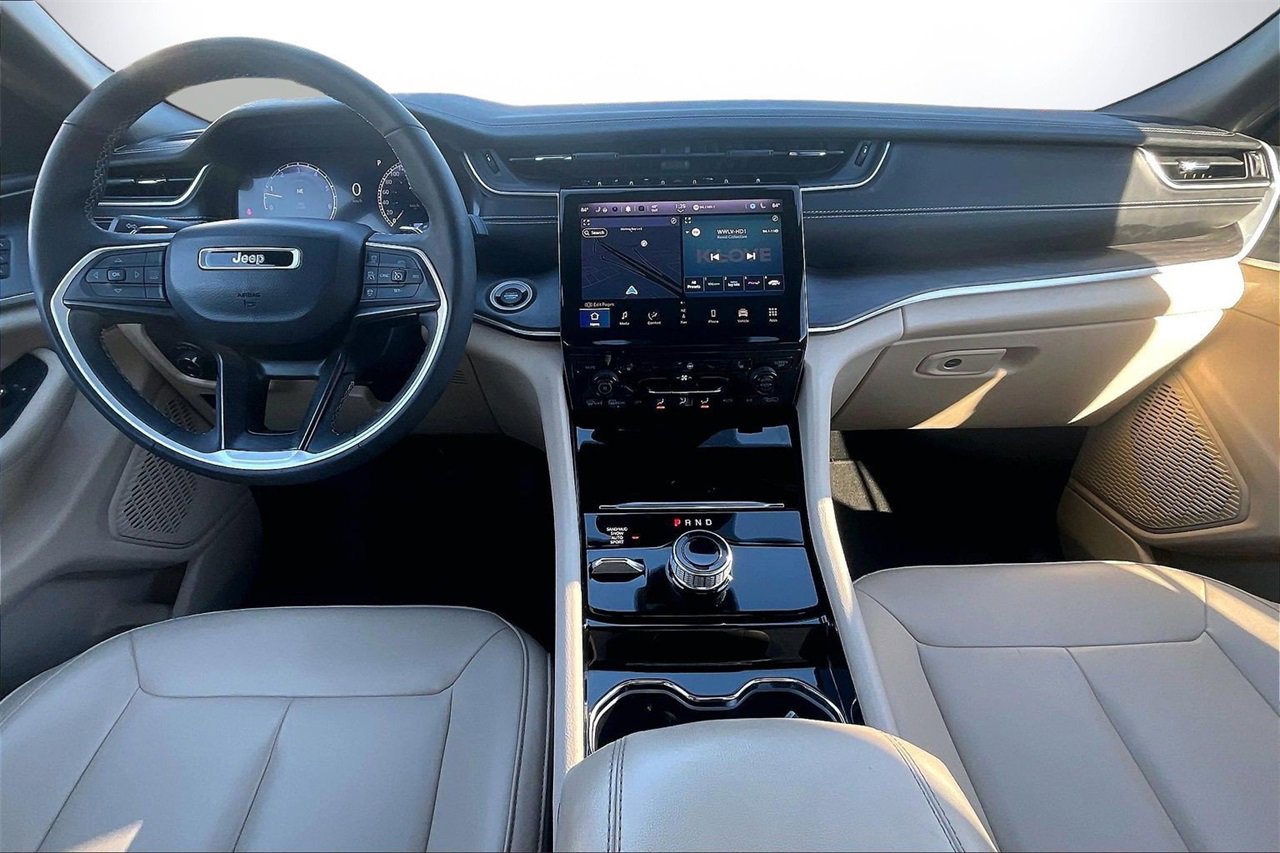 Used 2023 Jeep Grand Cherokee Limited w/ Black Appearance Package image 14