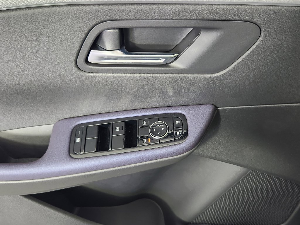 New 2026 Nissan Leaf SV+ w/ Floor Mat Package (SV+) FWD image 9