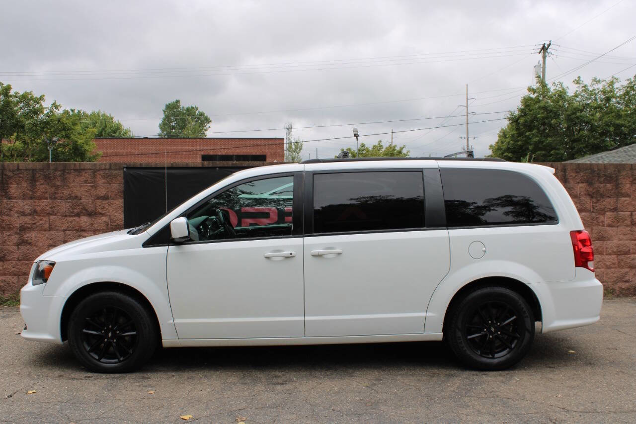 Used 2020 Dodge Grand Caravan SE image 2