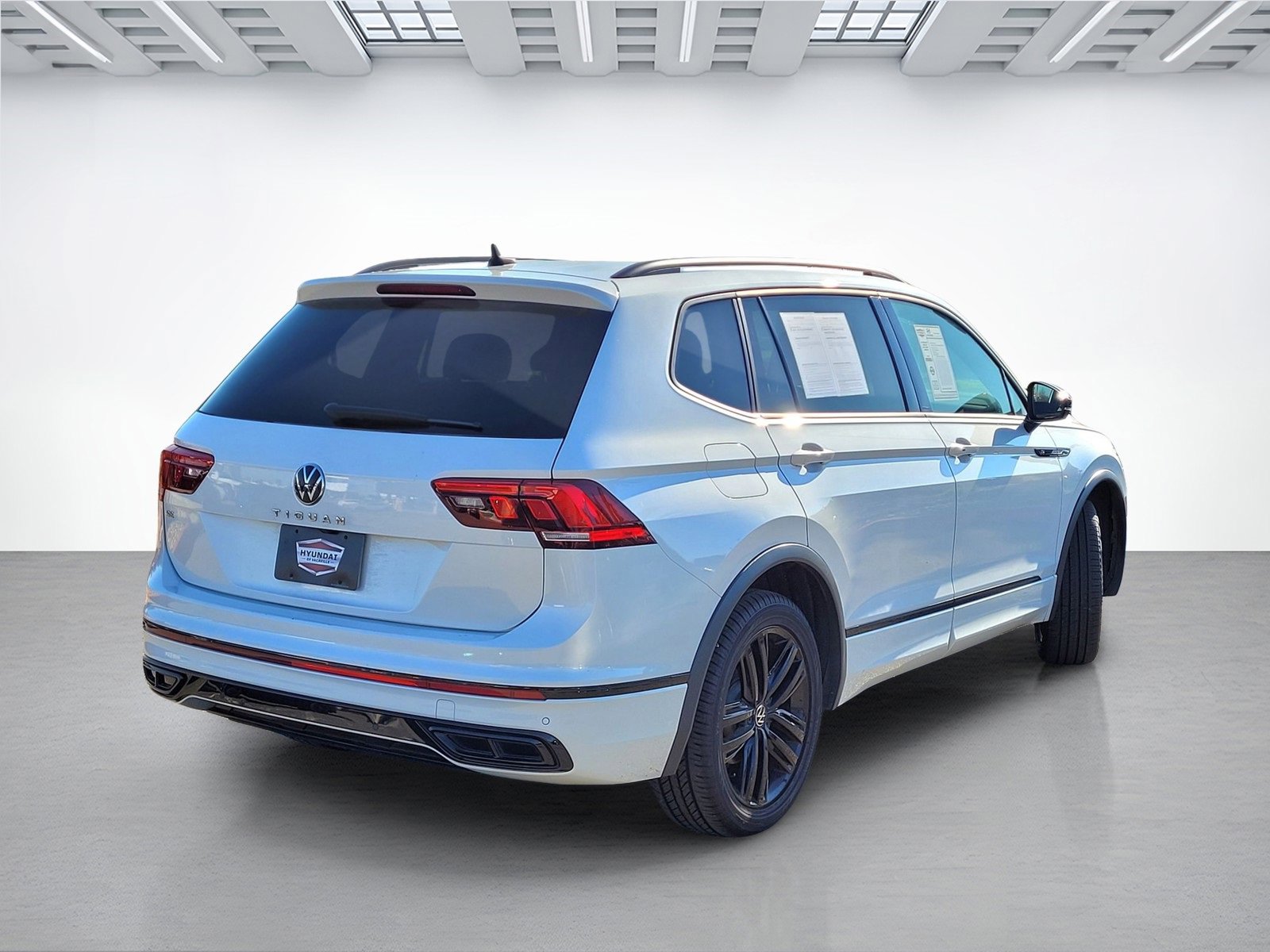 Used 2022 Volkswagen Tiguan SE R-Line image 11