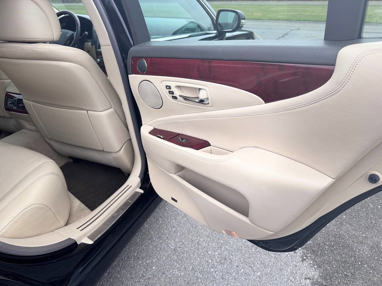 Used 2012 Lexus LS 460 AWD w/ Comfort Plus Pkg image 15