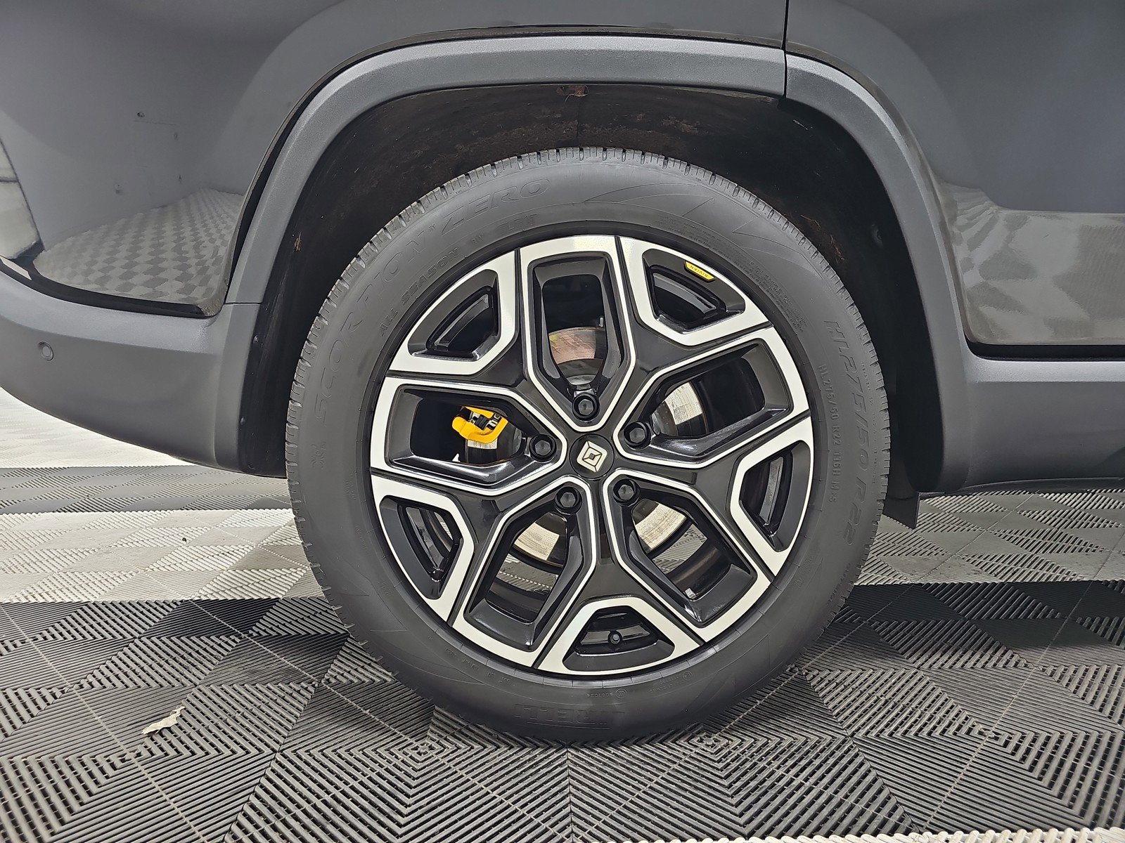 Used 2024 Rivian R1S Adventure AWD/4WD image 12