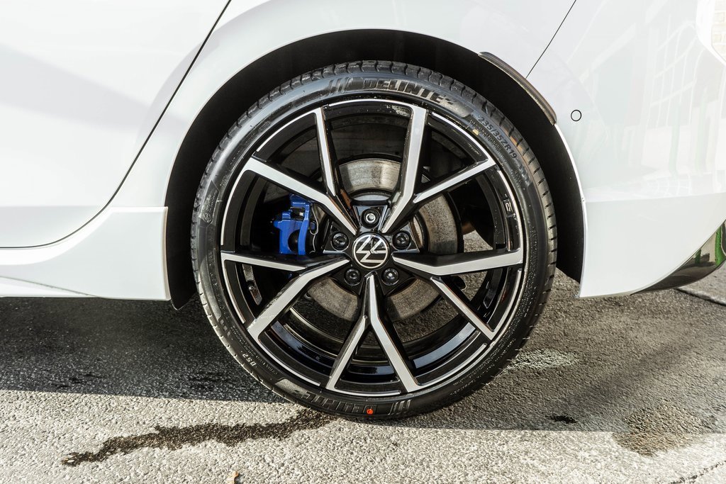 Used 2024 Volkswagen Golf R image 34