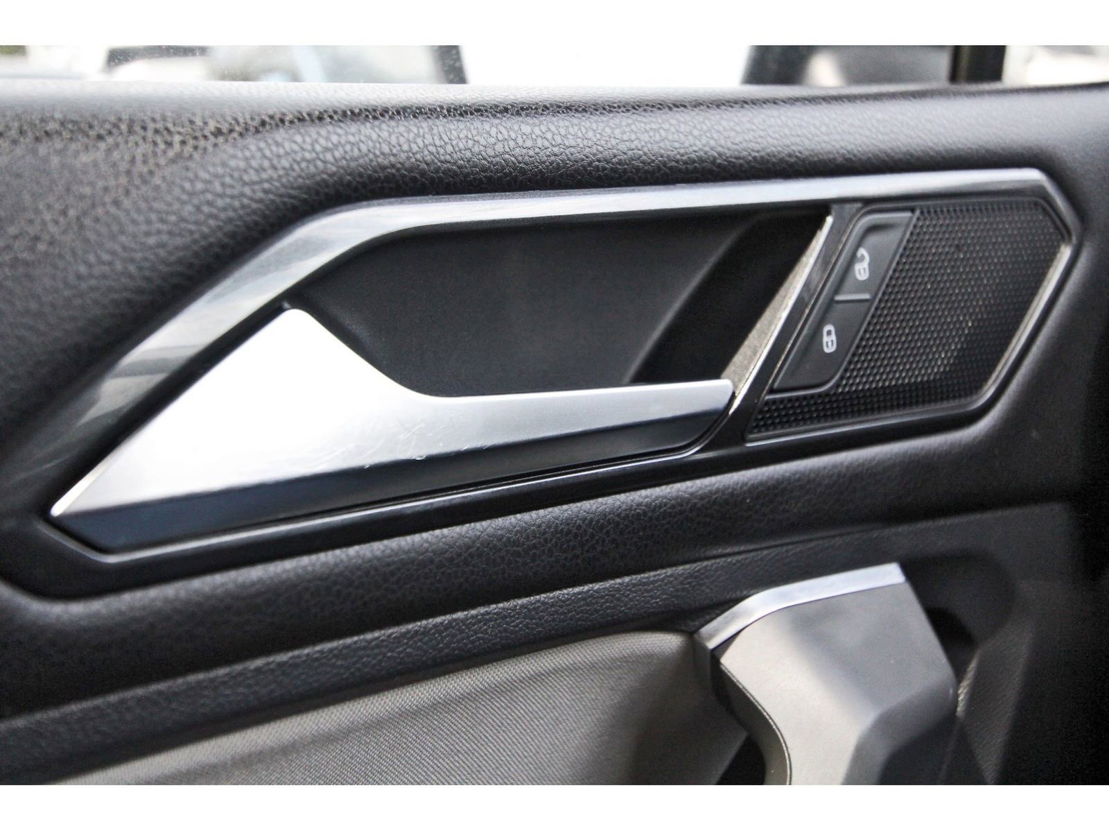 Used 2018 Volkswagen Tiguan S FWD image 22