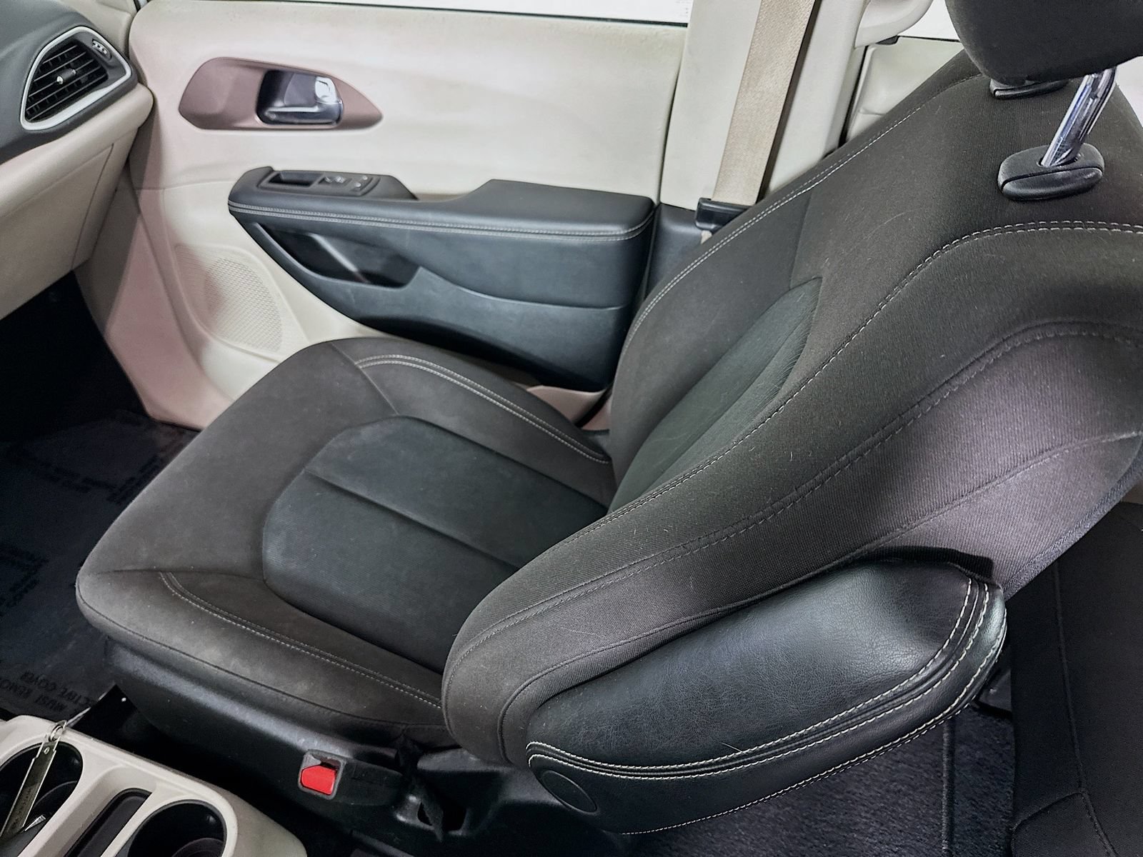 Used 2023 Chrysler Voyager LX FWD image 22