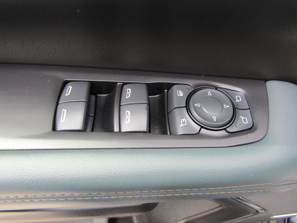Used 2025 GMC Yukon XL AT4 w/ AT4 Premium Package AWD/4WD image 27