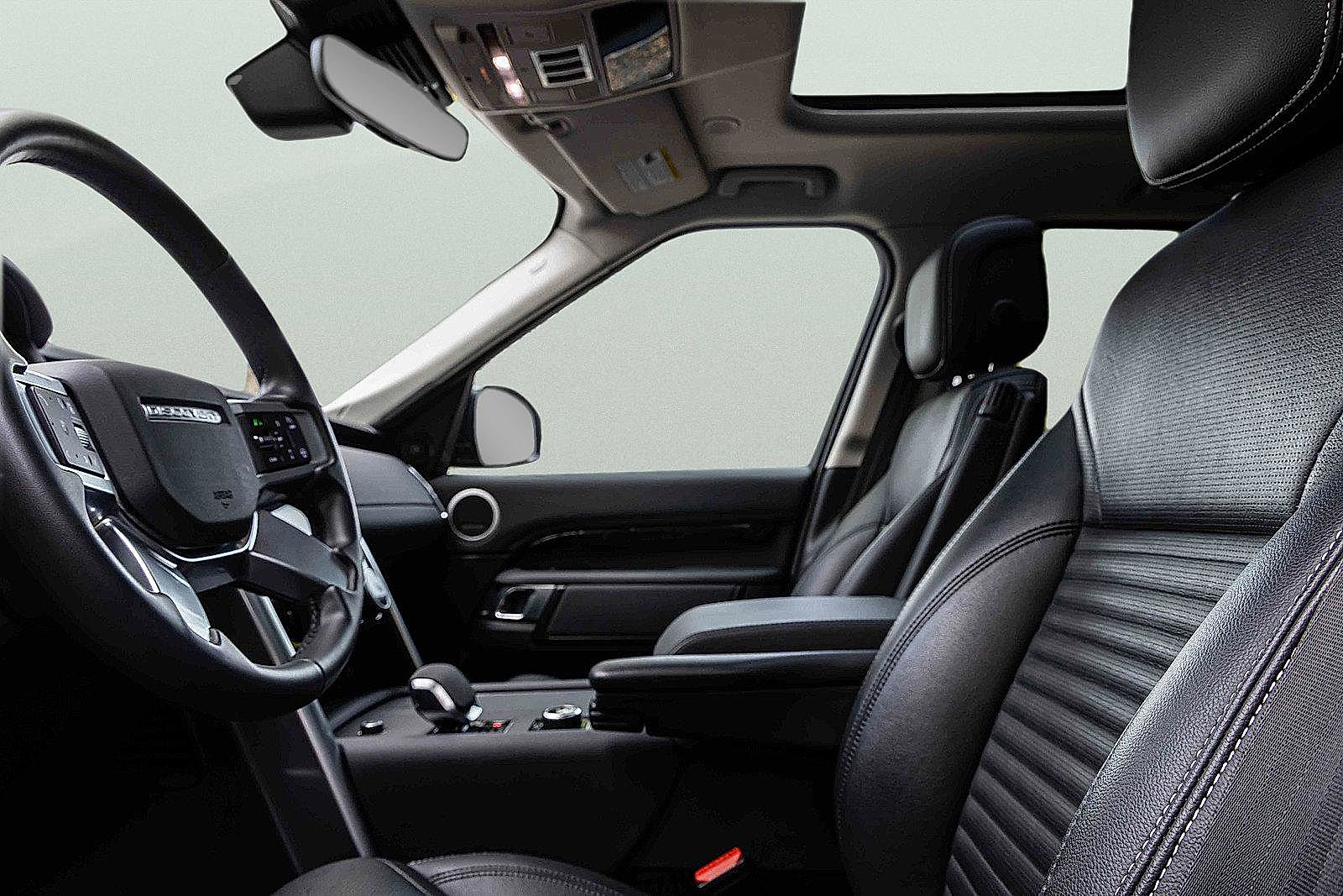 Used 2024 Land Rover Discovery S image 9