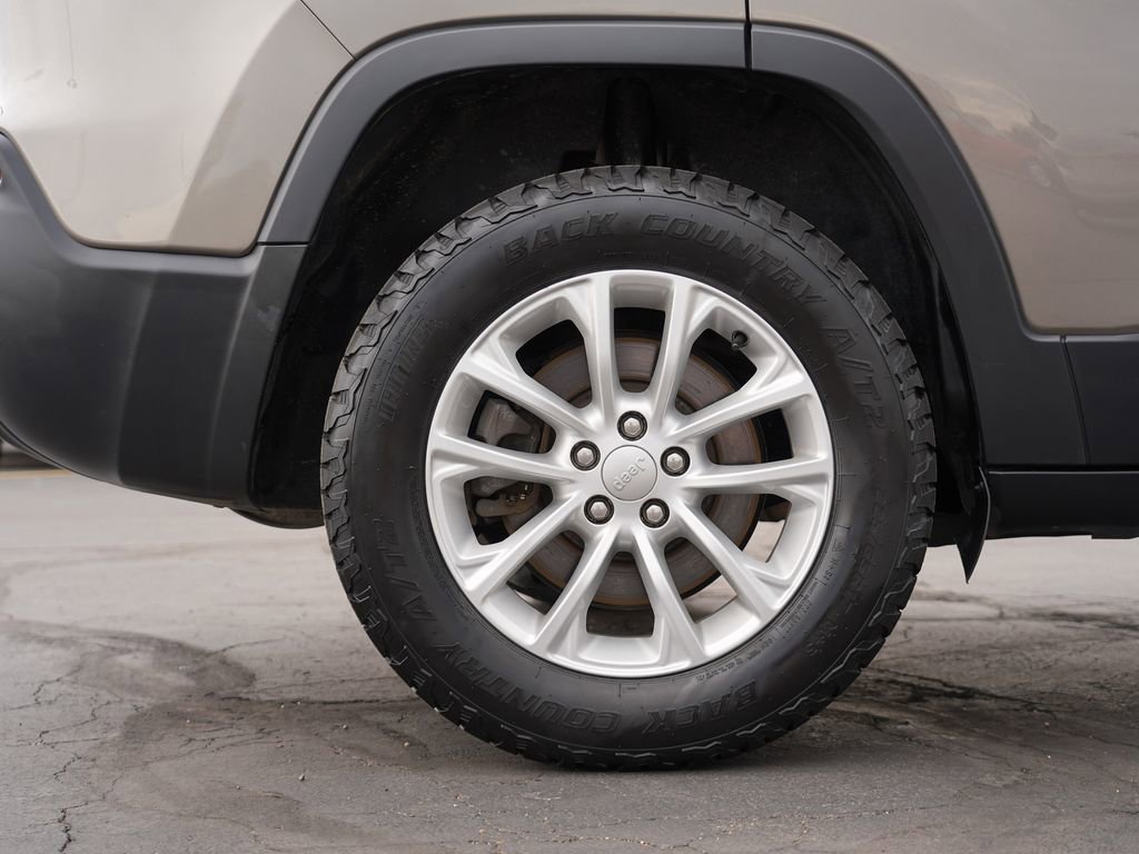 Used 2019 Jeep Cherokee Latitude w/ Popular Appearance Group image 11