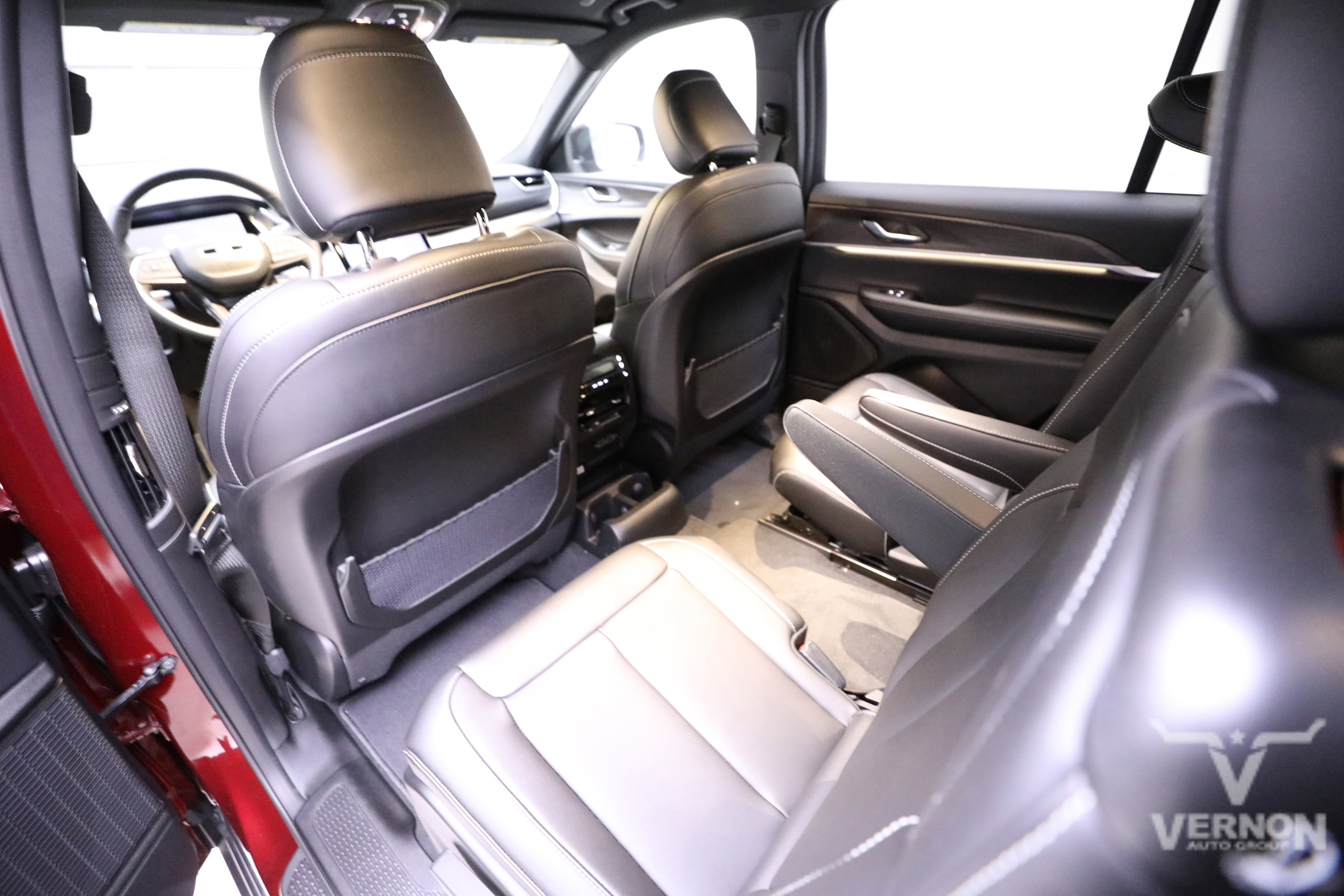 New 2025 Jeep Grand Cherokee L Limited w/ Black Appearance Package image 9