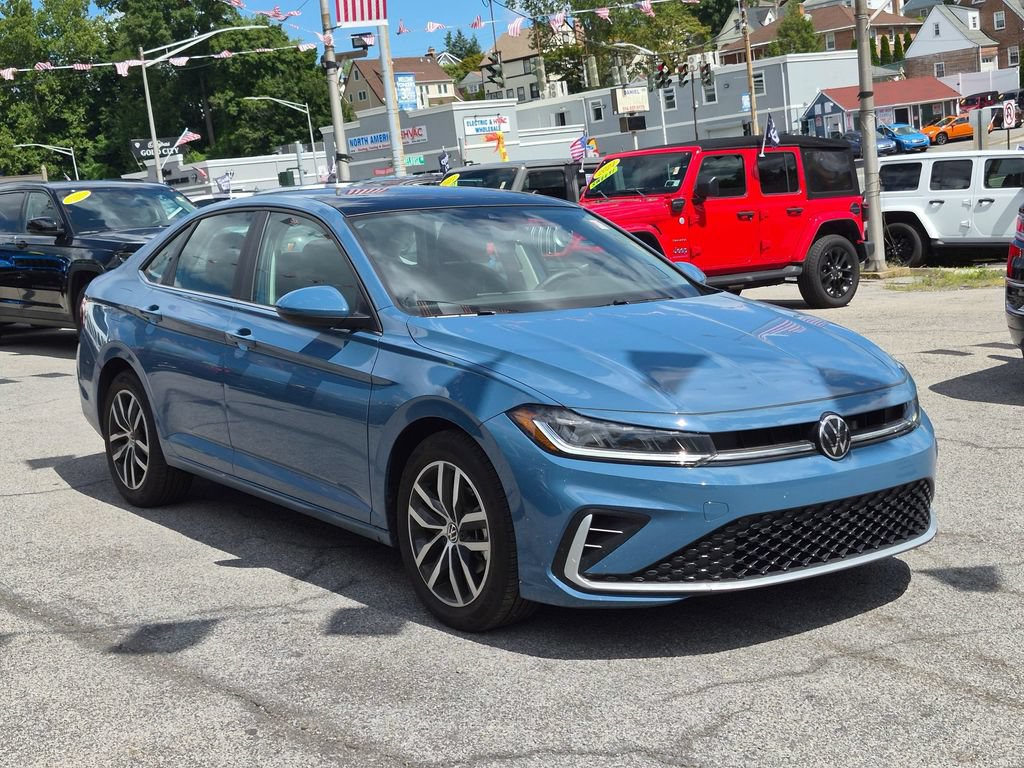 Used 2025 Volkswagen Jetta SE FWD image 4