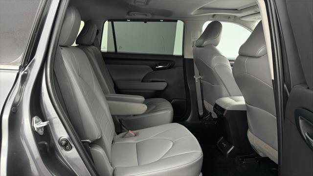 Used 2021 Toyota Highlander XLE AWD/4WD image 19