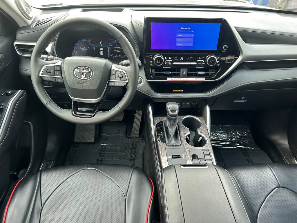 Certified 2025 Toyota Highlander Platinum AWD/4WD image 21