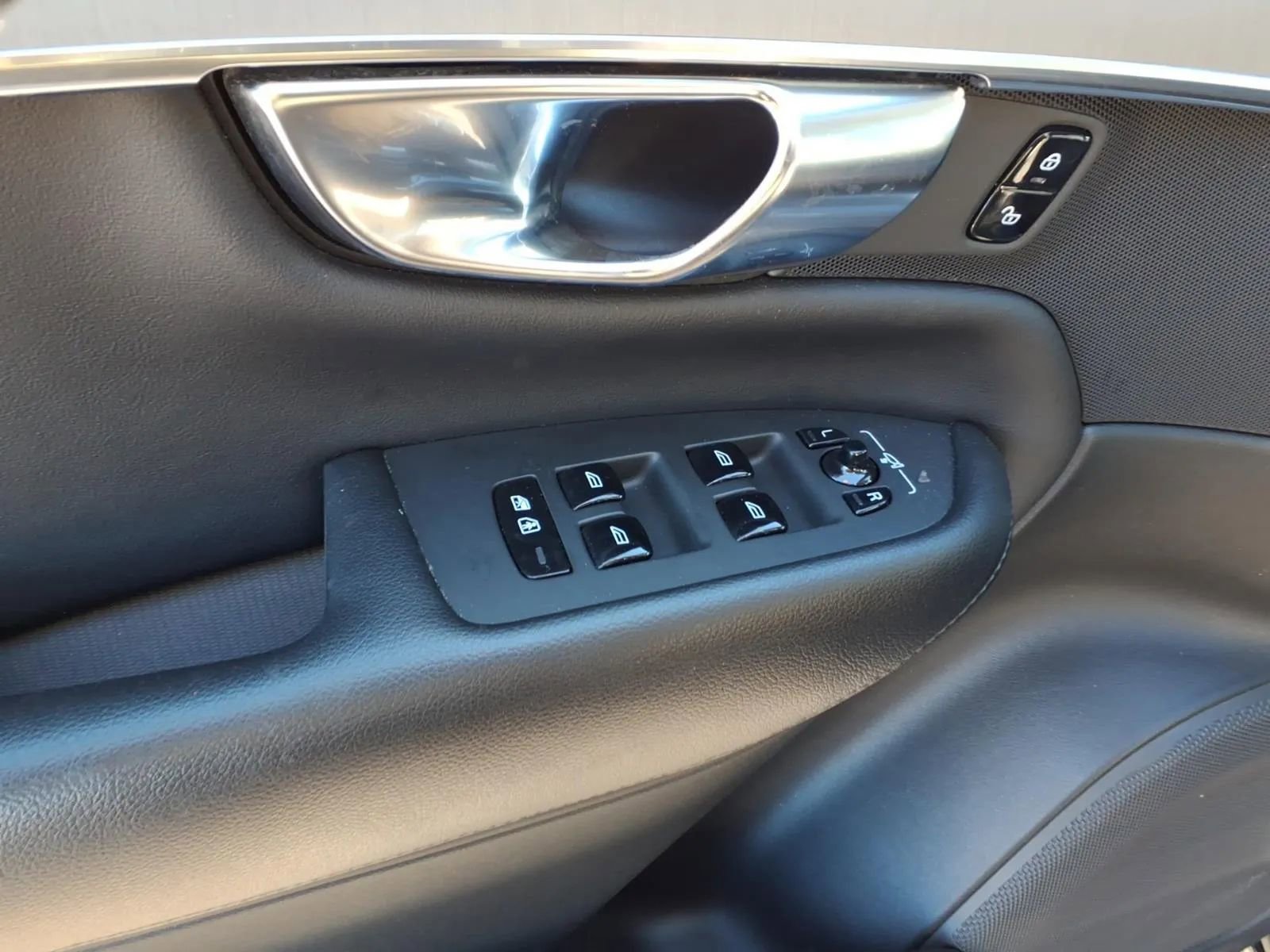 Used 2022 Volvo XC90 T5 Momentum w/ Climate Package image 25