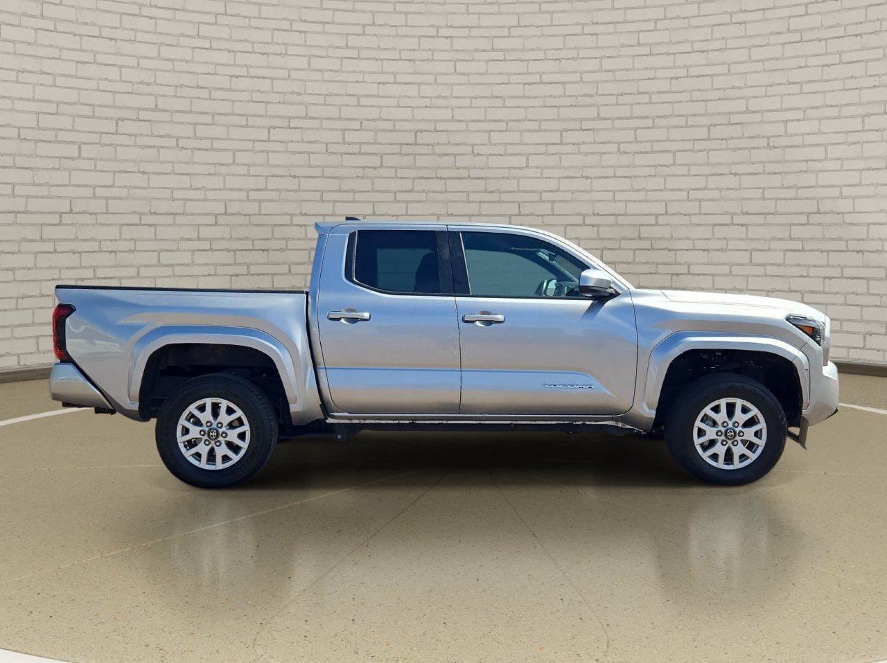 Used 2024 Toyota Tacoma SR5 AWD/4WD image 4