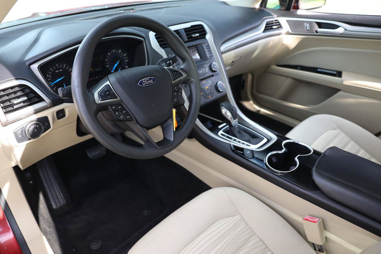 Used 2016 Ford Fusion SE FWD image 4