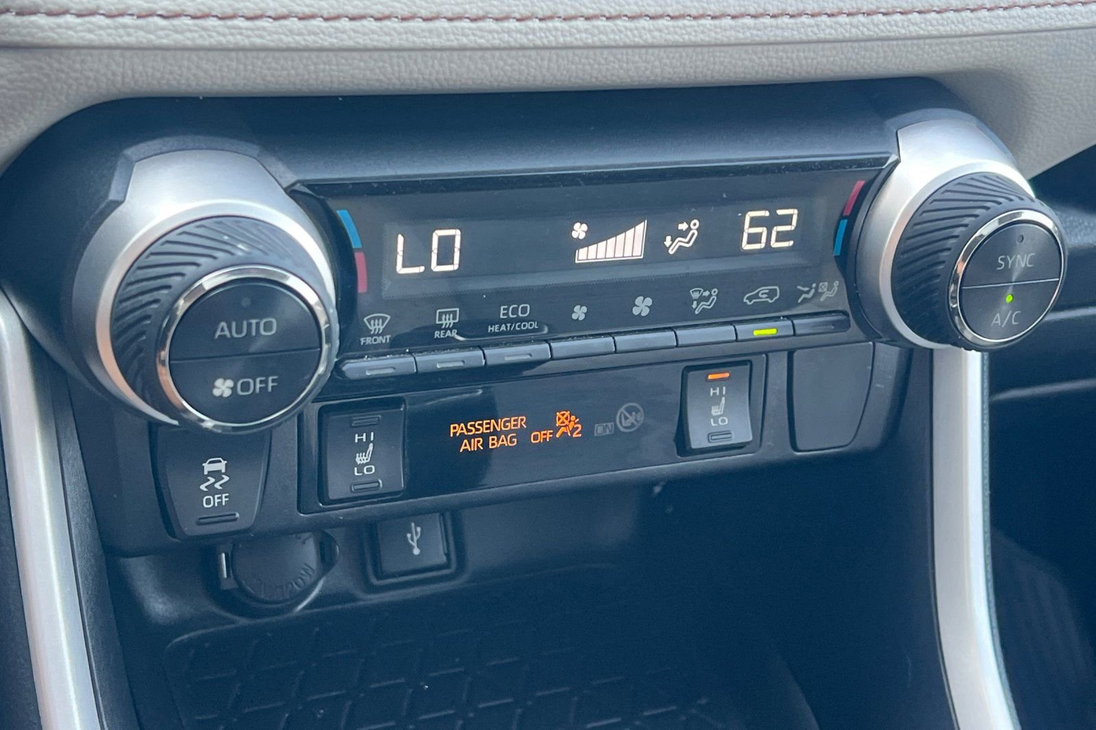 Used 2022 Toyota RAV4 XLE Premium image 20