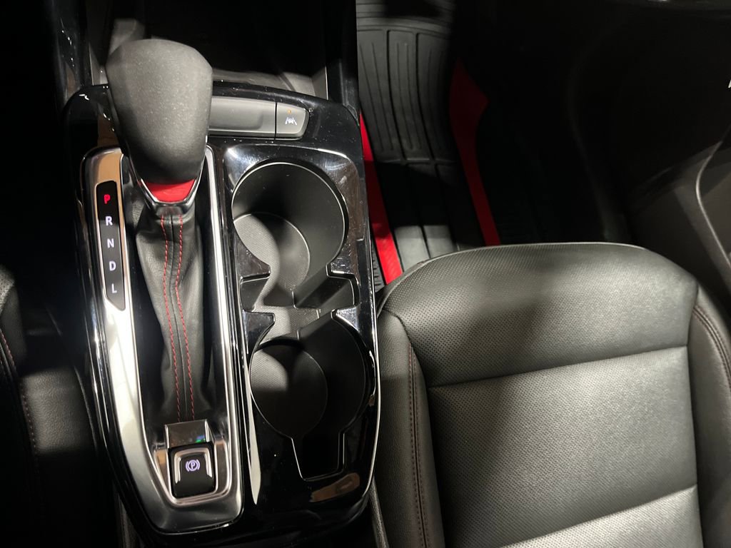 Used 2025 Chevrolet Trax RS w/ Sunroof Package image 35