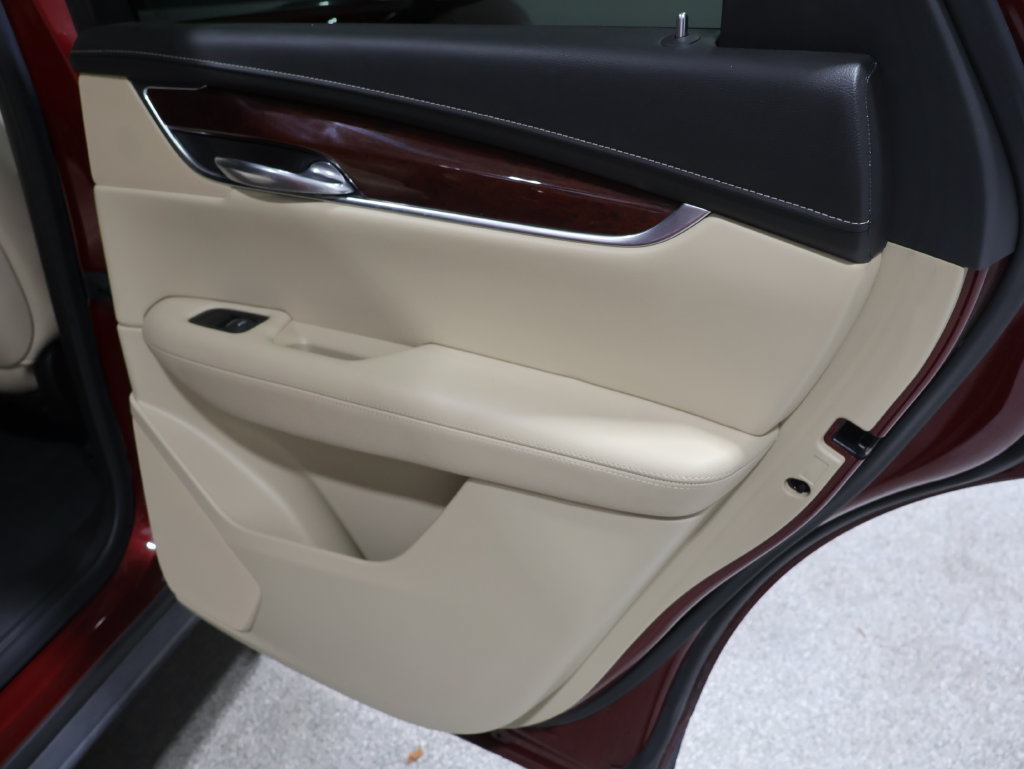 Used 2018 Cadillac XT5 Luxury w/ Driver Awareness Package AWD/4WD image 23