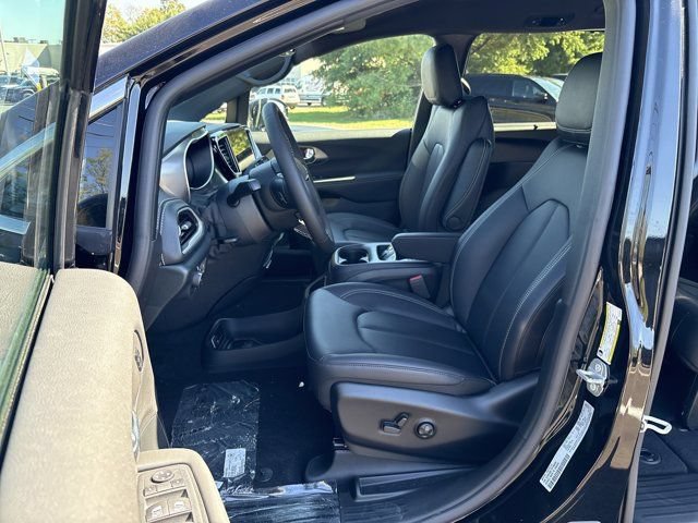 Used 2026 Chrysler Pacifica Select AWD/4WD image 17