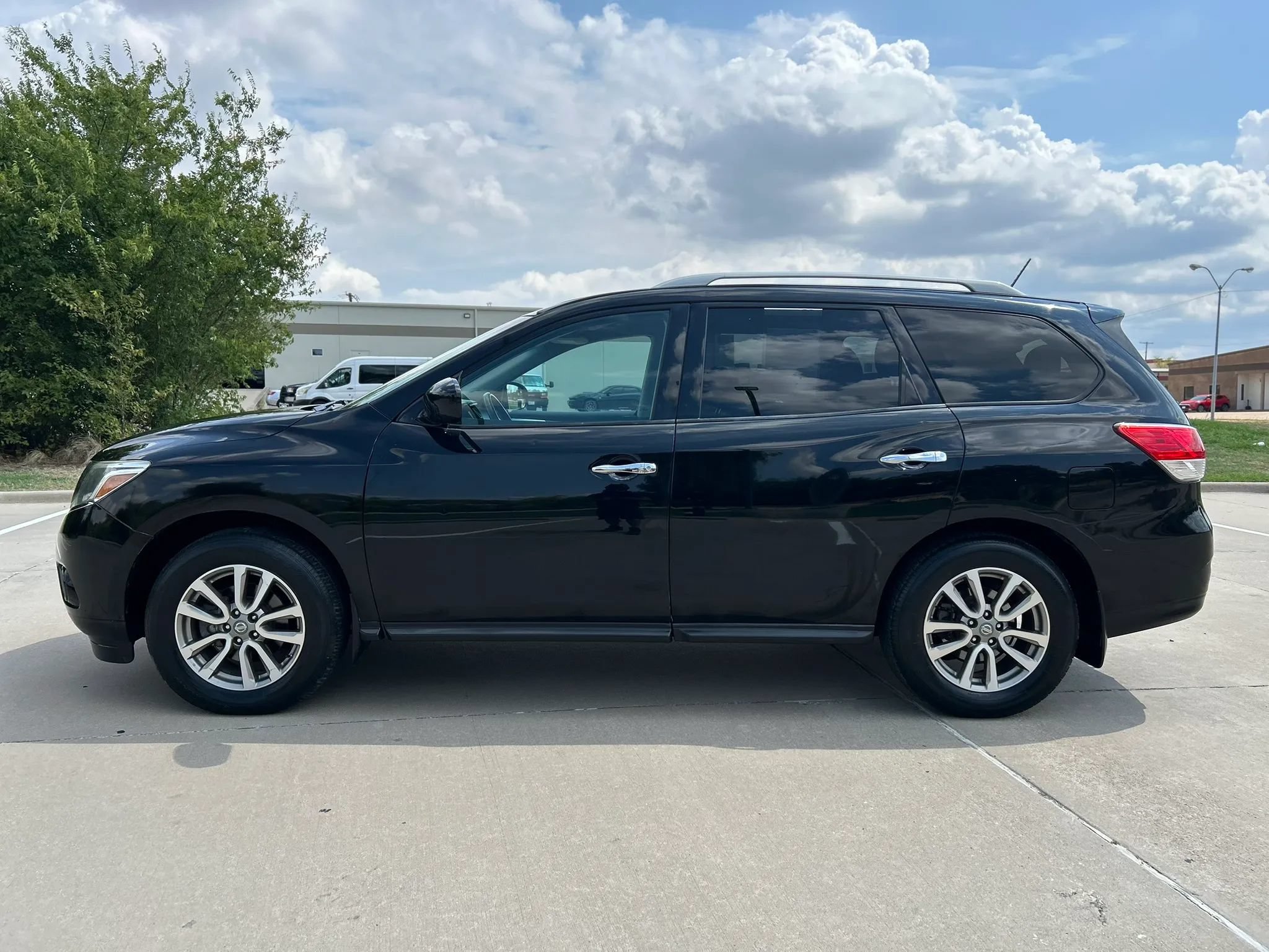 Used 2014 Nissan Pathfinder SV w/ Trailer Tow Package FWD image 9