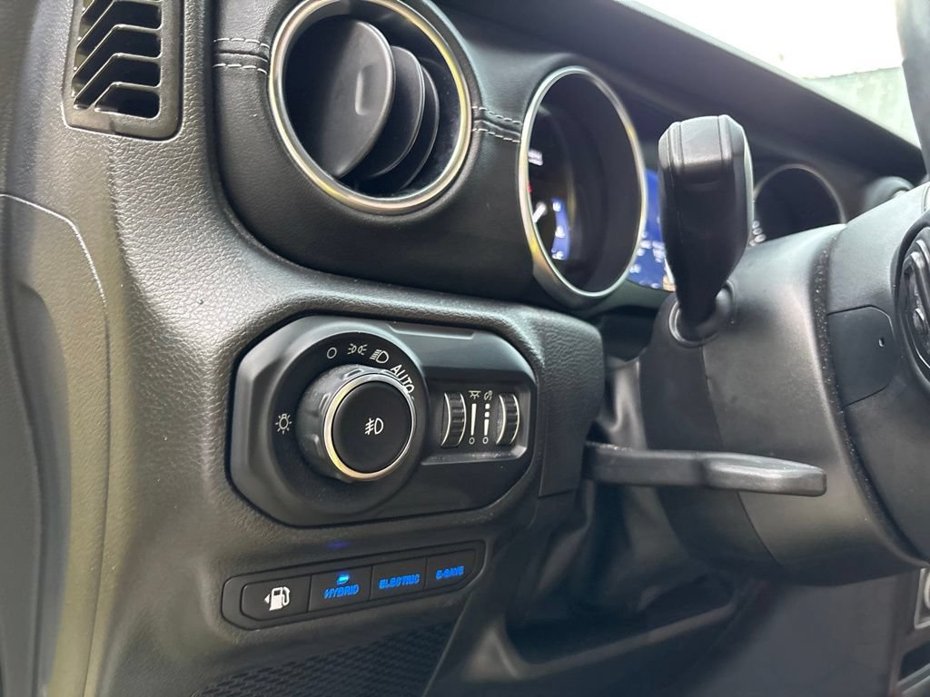 Used 2022 Jeep Wrangler Unlimited Sahara w/ Cold Weather Group AWD/4WD image 13