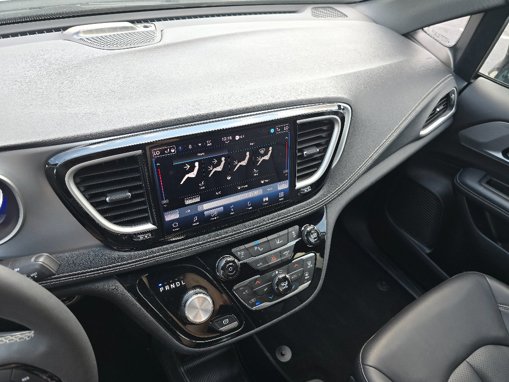 Used 2024 Chrysler Pacifica Limited FWD image 26