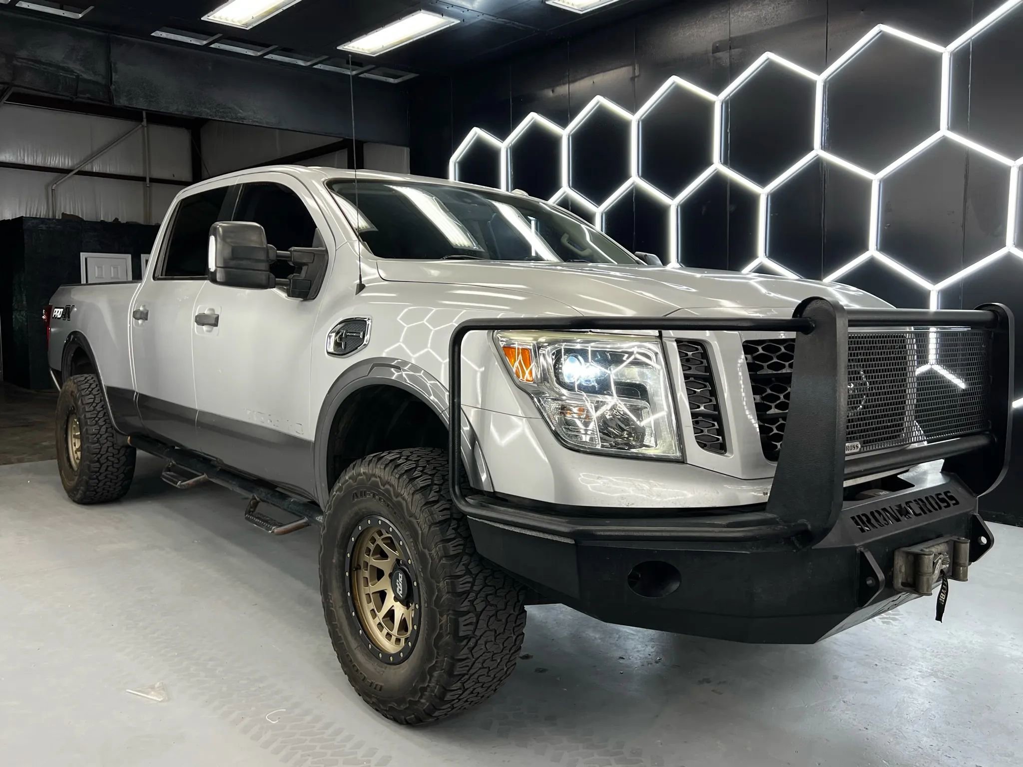 Used 2017 Nissan Titan PRO-4X AWD/4WD image 5