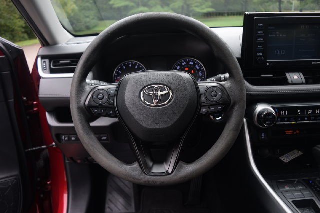 Used 2020 Toyota RAV4 XLE w/ Convenience Package FWD image 4