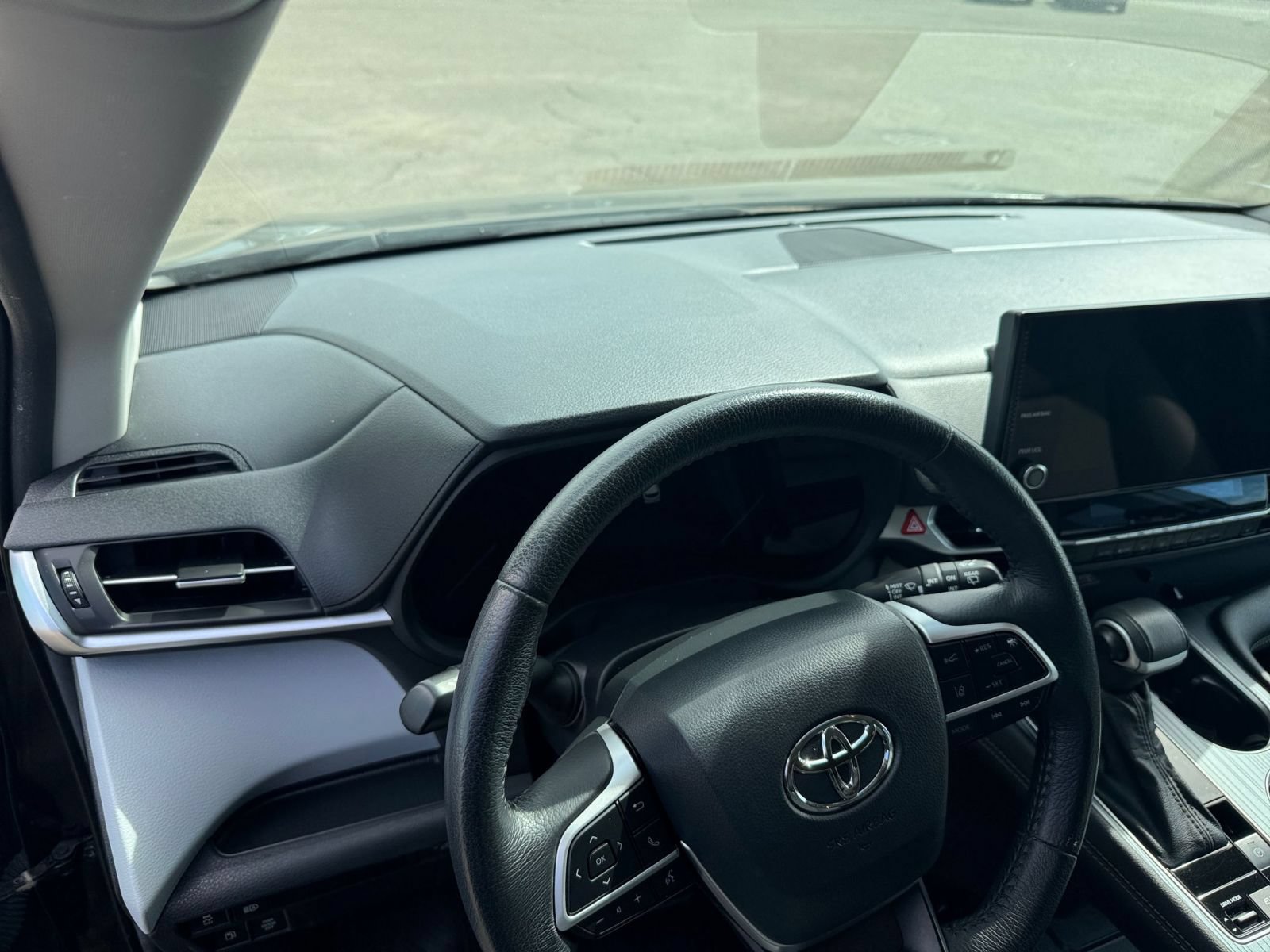 Used 2025 Toyota Sienna XLE FWD image 35