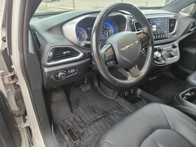 Used 2020 Chrysler Pacifica Touring-L w/ S Appearance Package FWD image 15