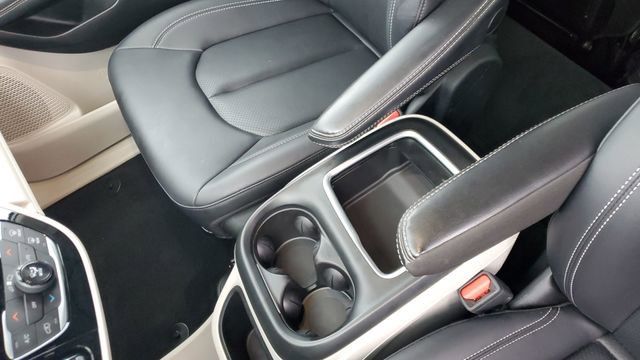 Certified 2024 Chrysler Pacifica Touring-L image 18