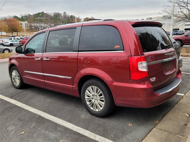 Used 2014 Chrysler Town & Country Limited image 5