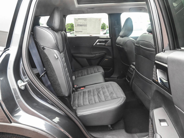 New 2025 Mitsubishi Outlander SE image 30