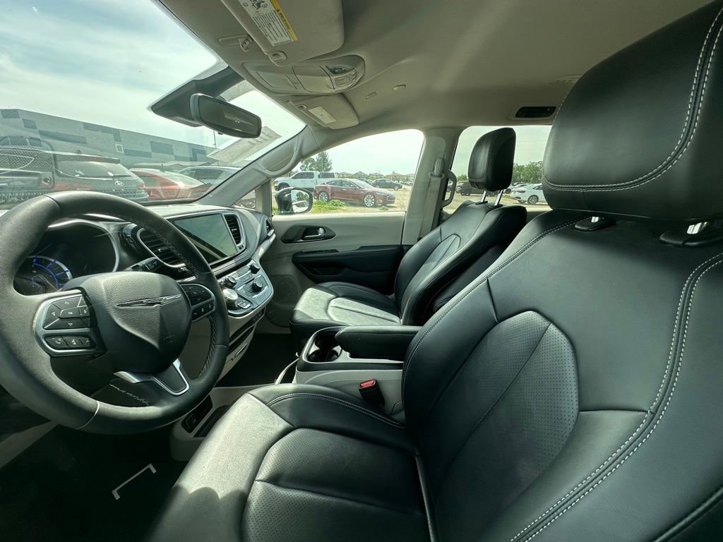 Used 2024 Chrysler Pacifica Select image 8