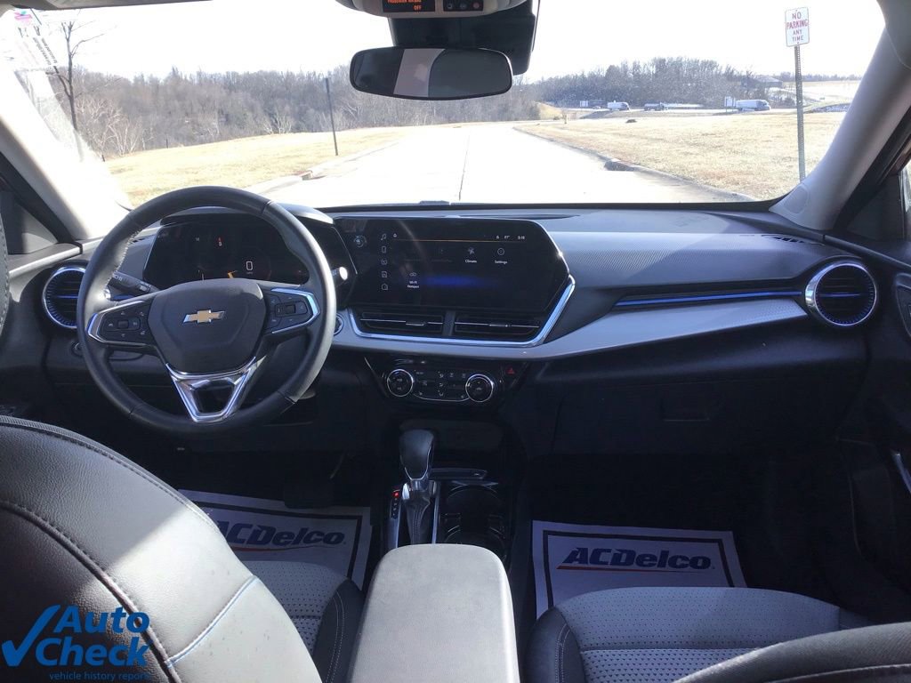 Used 2025 Chevrolet Trax LT w/ LT Convenience Package image 14