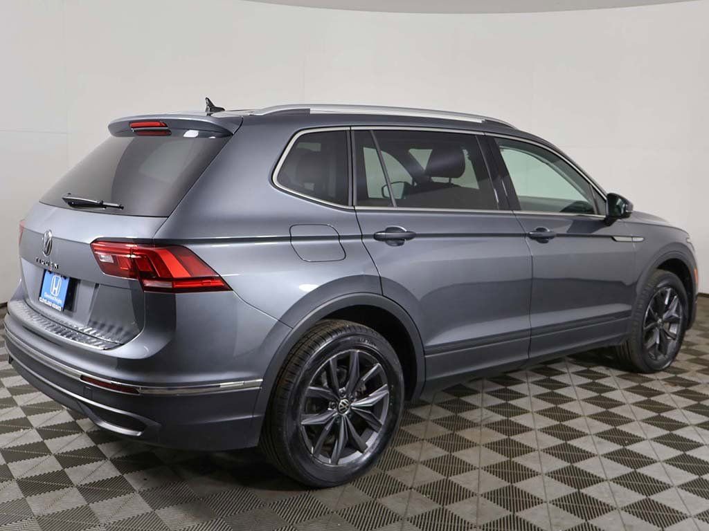 Used 2023 Volkswagen Tiguan SE w/ Panoramic Sunroof Package image 11