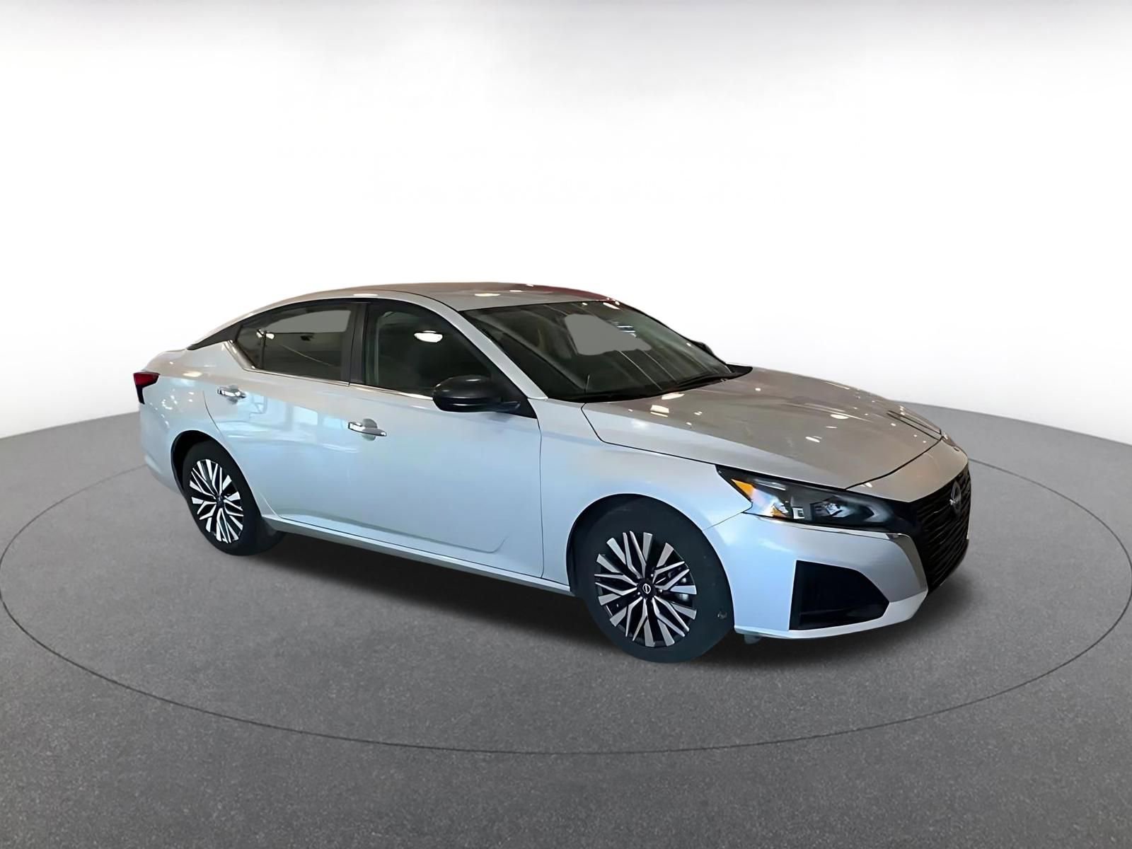 Used 2025 Nissan Altima 2.5 SV image 2