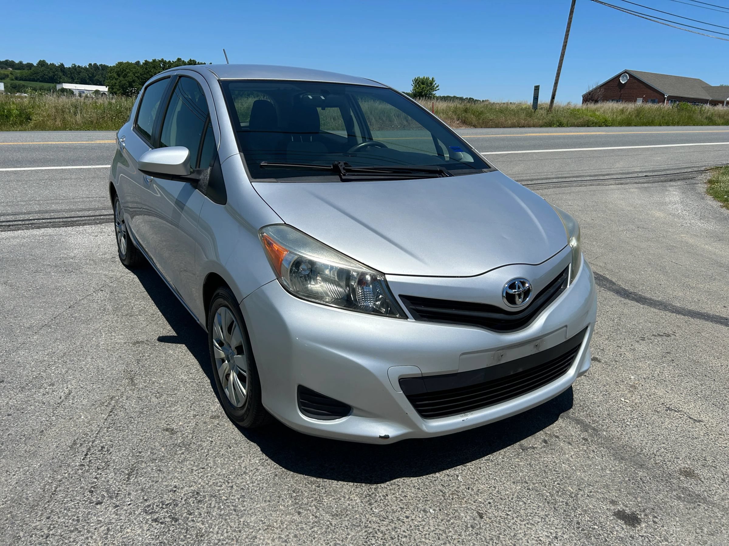 Used 2012 Toyota Yaris LE FWD image 3