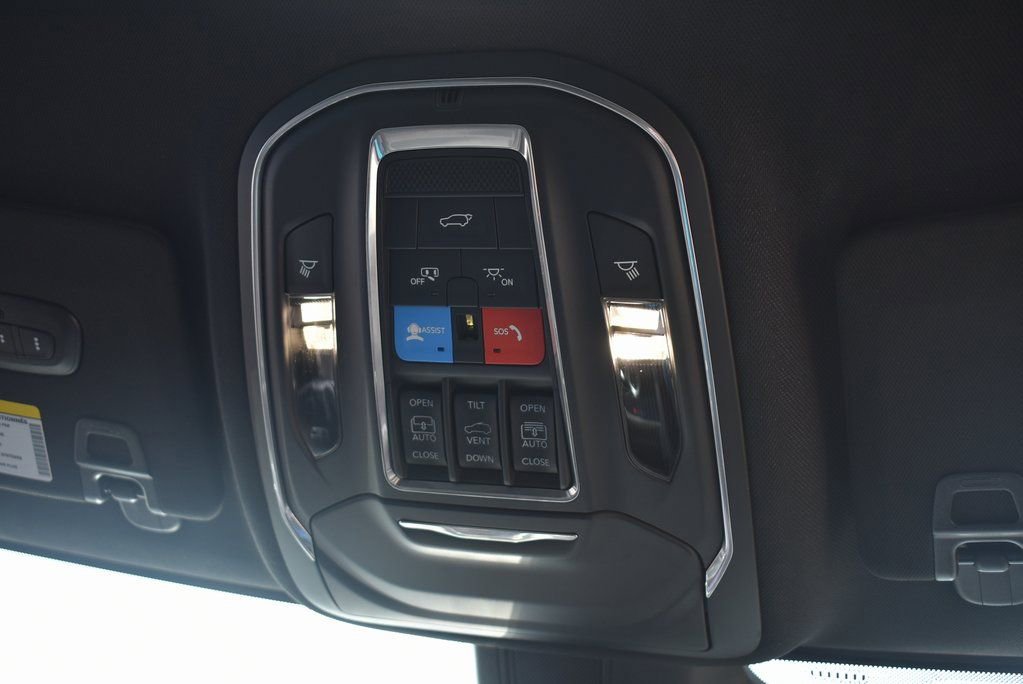 Used 2025 Jeep Grand Cherokee Limited w/ Black Appearance Package image 75