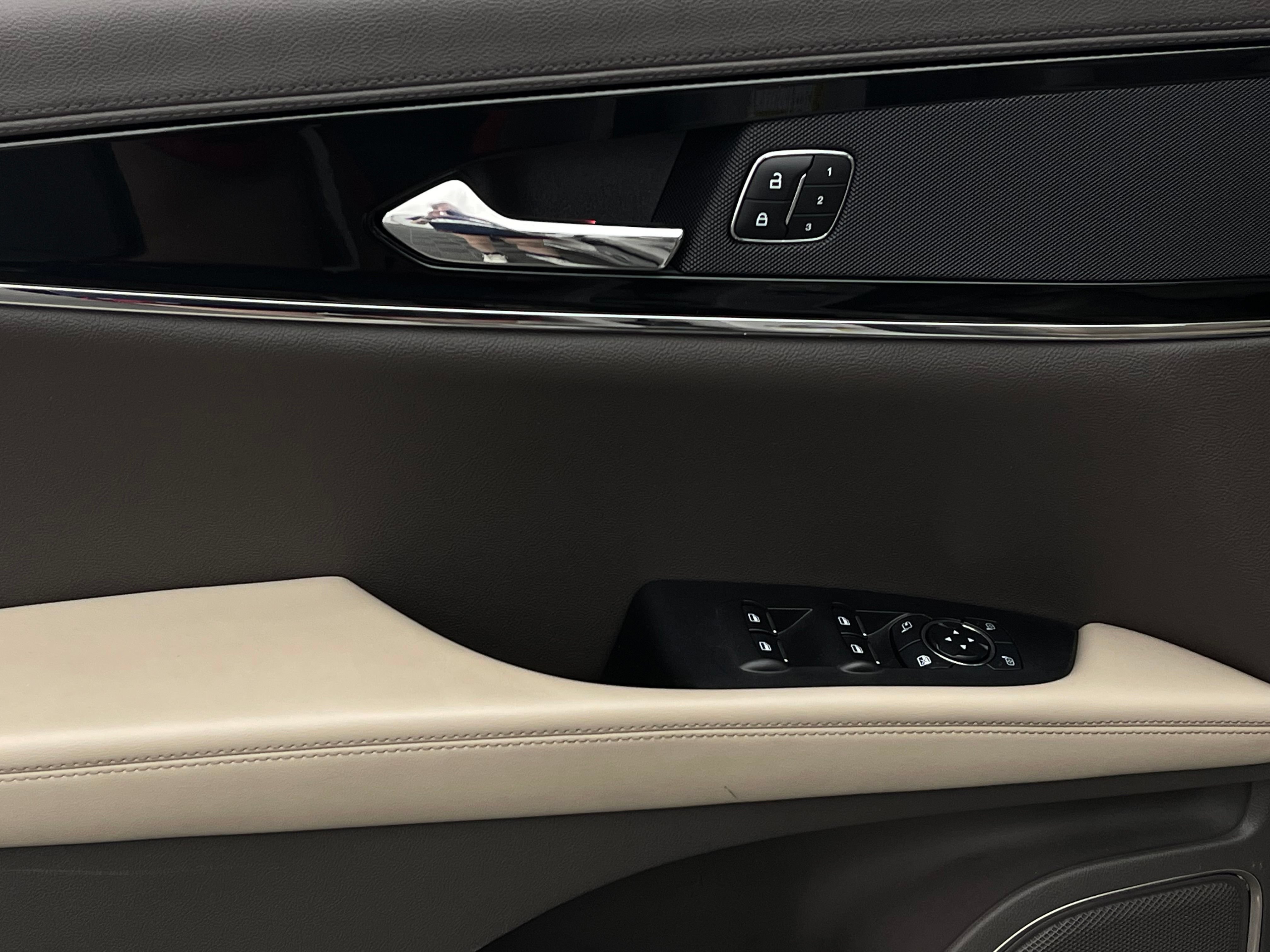 Used 2023 Lincoln Nautilus Reserve AWD/4WD image 18