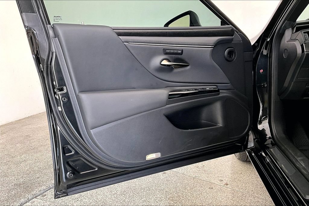 Used 2025 Lexus ES 300h w/ Premium Package FWD image 22