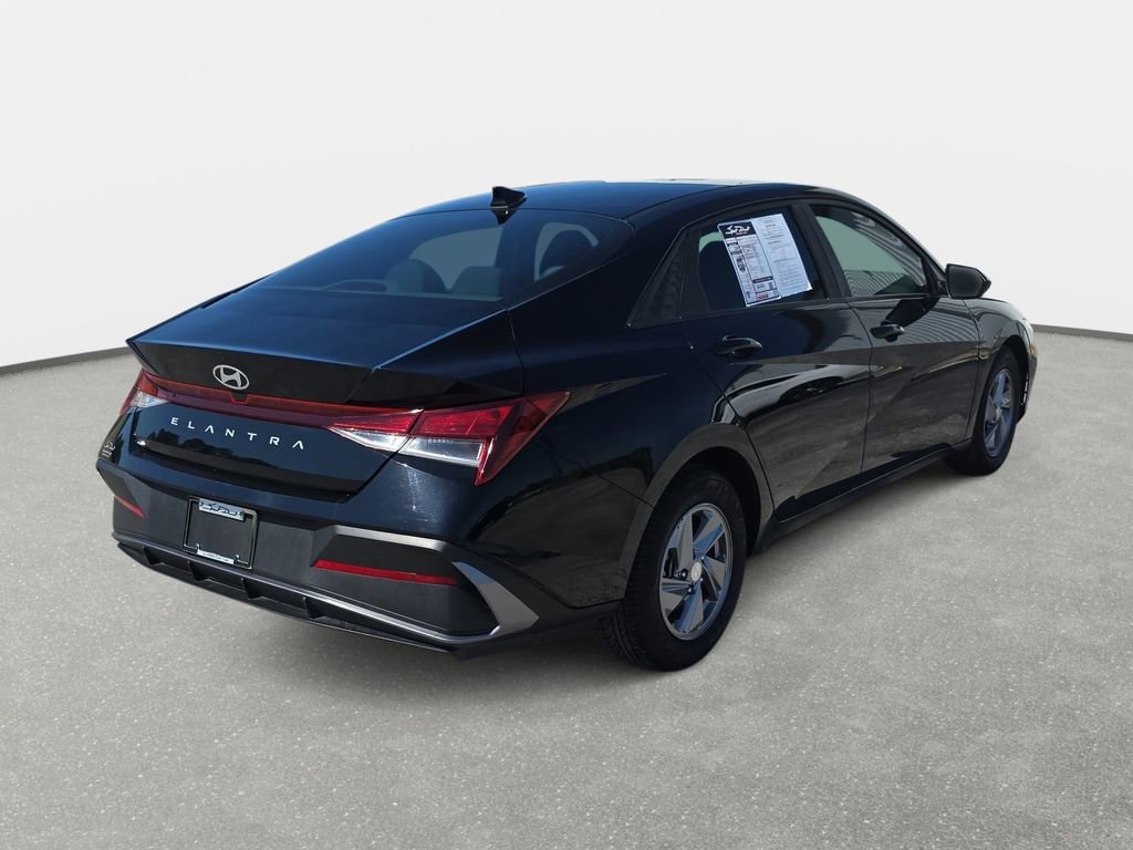Used 2024 Hyundai Elantra SE FWD image 5