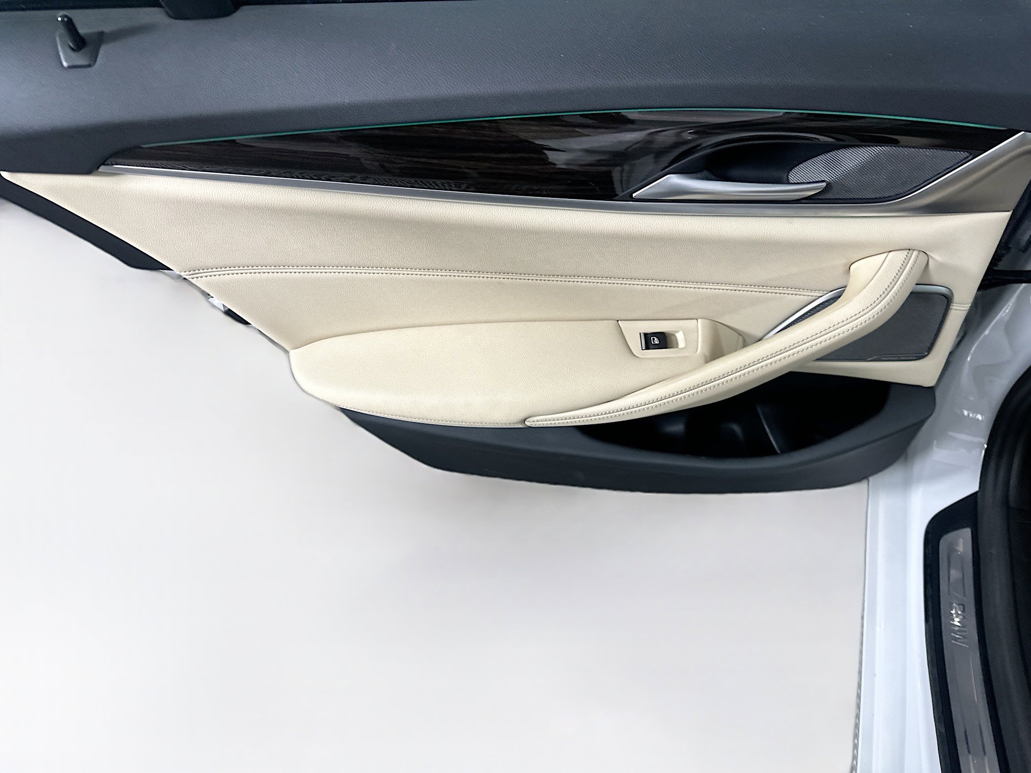 Used 2023 BMW 530e w/ Premium Package RWD image 27