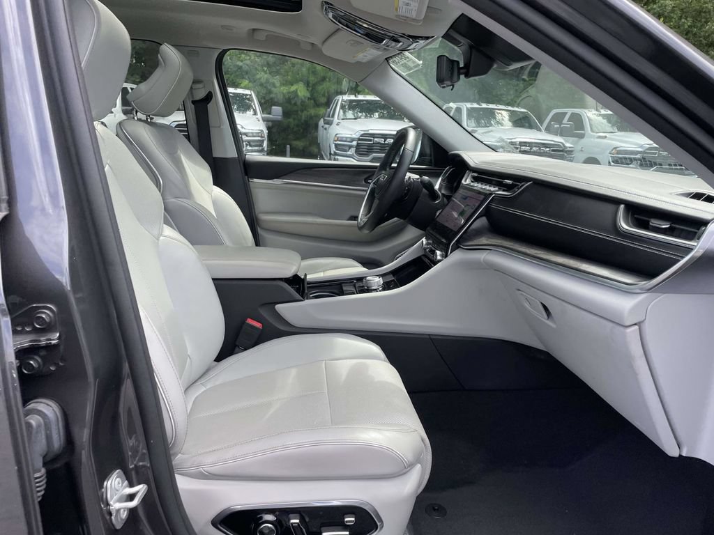 Certified 2022 Jeep Grand Cherokee Overland w/ Luxury Tech Group IV AWD/4WD image 12