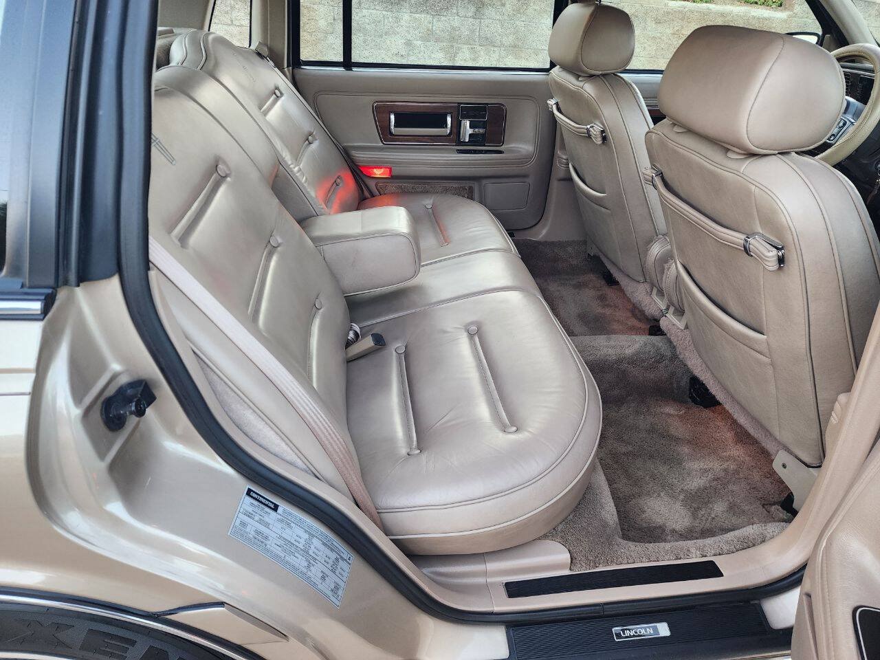 Used 1988 Lincoln Continental Signature FWD image 24