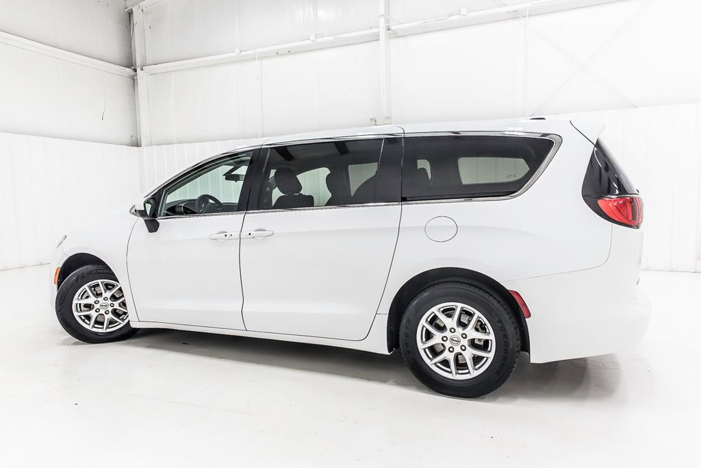 Used 2022 Chrysler Voyager LX image 5