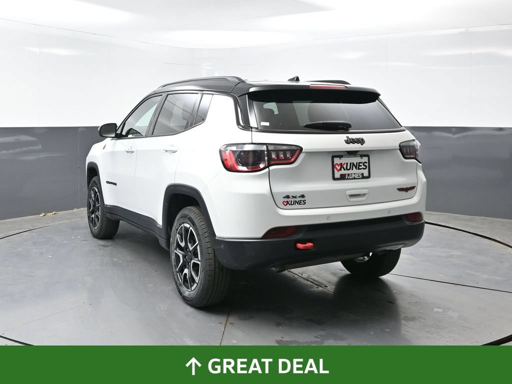 Used 2025 Jeep Compass Trailhawk AWD/4WD image 12